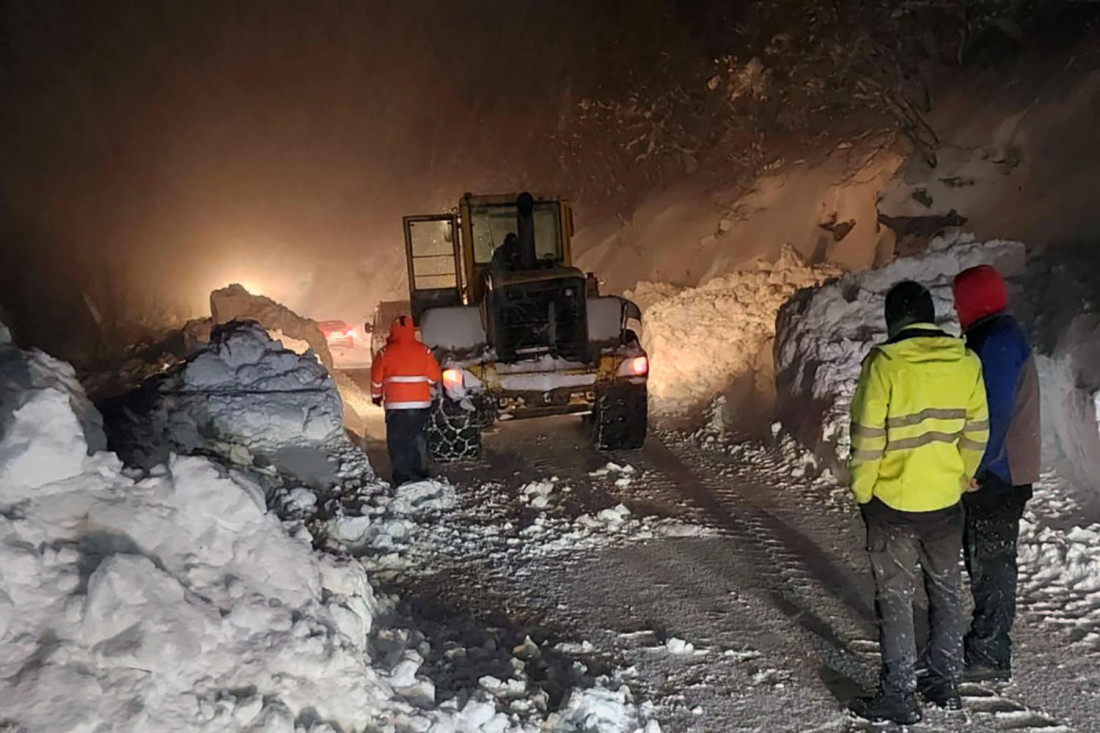 Mećava ne staje: Na Zlatiboru tokom noći palo još 10 centimetara snega, više od 20 kamiona čisti puteve