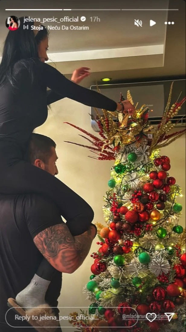 Voditeljka se popela mužu na ramena! Objavila fotografiju iz porodičnog doma: Evo kako izgleda njena praznična dekoracija!