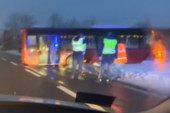 Drama kod Knića: Proklizao autobus na putu u Vučkovici (VIDEO)