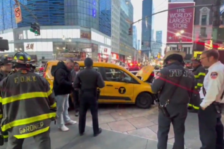 Drama u Njujorku na Božić: Taksista uleteo među pešake na trgu, povređeno više osoba! (FOTO/VIDEO)