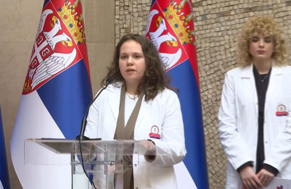 Vučić uručio ugovore o radu mladim lekarima i tehničarima: "Sanjajte velike snove, čestitam vam na izvrsnosti" (FOTO/VIDEO)