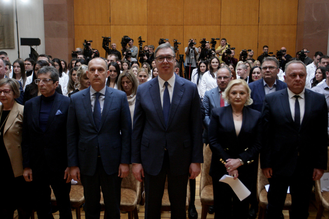Vučić uručio ugovore o radu mladim lekarima i tehničarima: "Sanjajte velike snove, čestitam vam na izvrsnosti" (FOTO/VIDEO)