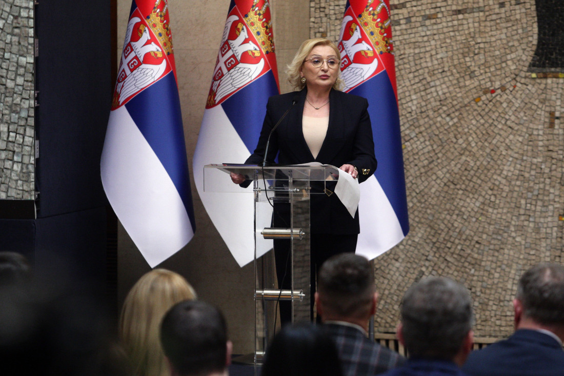 Vučić uručio ugovore o radu mladim lekarima i tehničarima: "Sanjajte velike snove, čestitam vam na izvrsnosti" (FOTO/VIDEO)