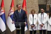 Vučić uručio ugovore o radu mladim lekarima i tehničarima: "Sanjajte velike snove, čestitam vam na izvrsnosti" (FOTO/VIDEO)