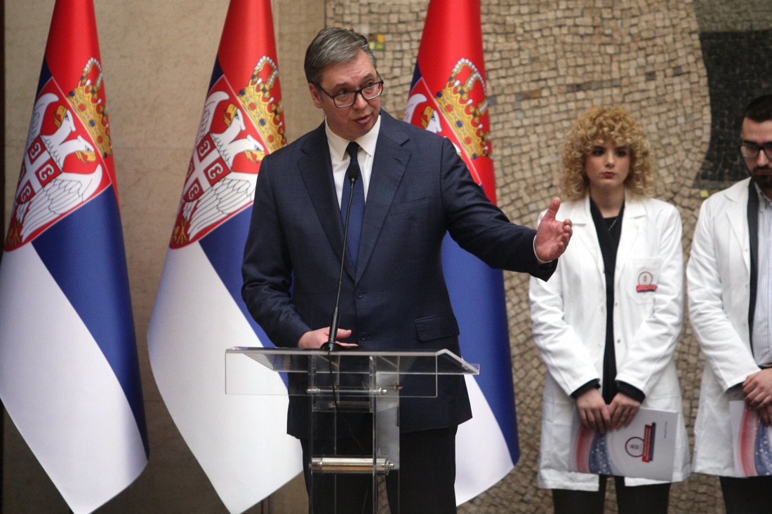 Vučić uručio ugovore o radu mladim lekarima i tehničarima: "Sanjajte velike snove, čestitam vam na izvrsnosti" (FOTO/VIDEO)