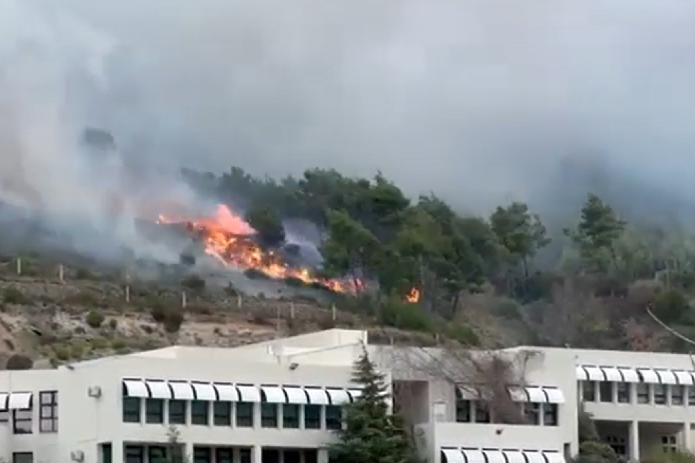 Dramatični požar kod Splita! Vatra opkolila školu, ljudi na krovovima! (VIDEO)