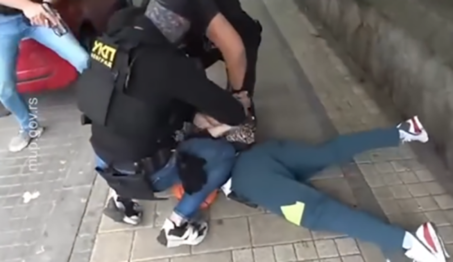 Sumnjiv crni "audi": Luka Bojović dolazi u sud (FOTO)