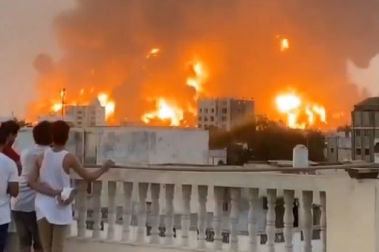 Izrael napao prestonicu Jemena: Nastao haos dok je vođa Huta držao govor (VIDEO)