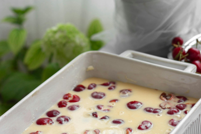 Recept dana: Kolač sa višnjama i krem sirom osvaja svojim mekanim biskvitom i kremastim filom