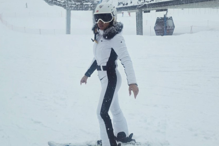 Jovana Jeremić u uskom kombinezonu zapalila Jahorinu, a onda se uvaljala u sneg