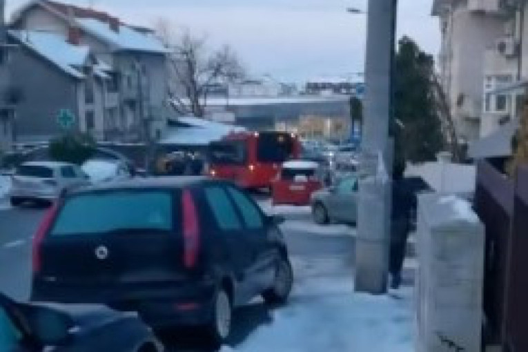 Autobus na Petlovom brdu udario u semafor: Na Mirijevskom bulevaru sudar, poledica napravila haos (VIDEO)