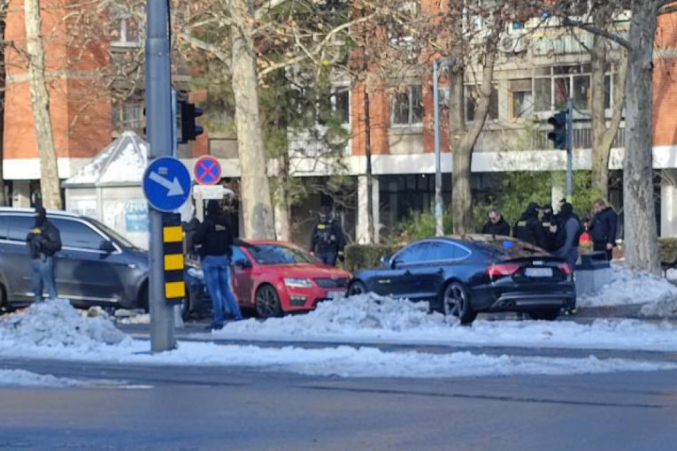 Ovo se dogodilo u filmskoj poteri: Policajcu metak u nogu, uništena i vredna limuzina (FOTO/VIDEO)