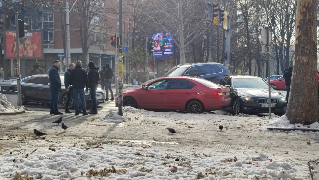 Ovo se dogodilo u filmskoj poteri: Policajcu metak u nogu, uništena i vredna limuzina (FOTO/VIDEO)
