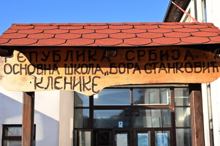 Zvezda obradovala školarce: Donirala knjige Osnovnoj školi "Bora Stanković" (FOTO)