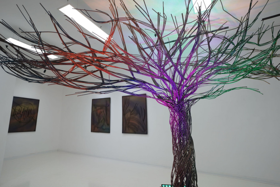 Kakve tajne krije "Stablo svih svetova" koje povezuje zvezde i zemlju: Izložba Aleksandre Kokotović vas vodi u gvozdeni kosmos (FOTO)