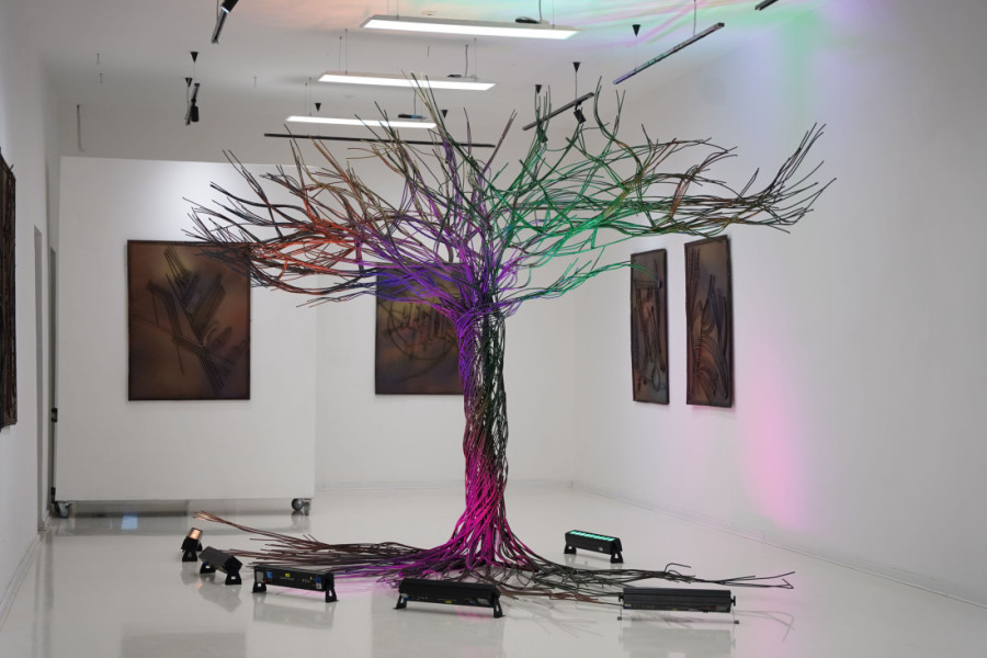 Kakve tajne krije "Stablo svih svetova" koje povezuje zvezde i zemlju: Izložba Aleksandre Kokotović vas vodi u gvozdeni kosmos (FOTO)