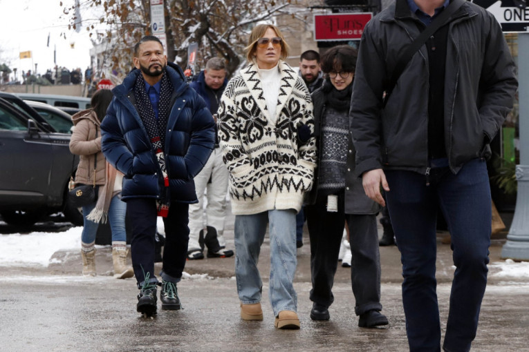 Dženifer Lopez opet u centru pažnje zbog svoje modne kombinacije: Šeta skupocen džemper, a na nogama katastrofa (FOTO)
