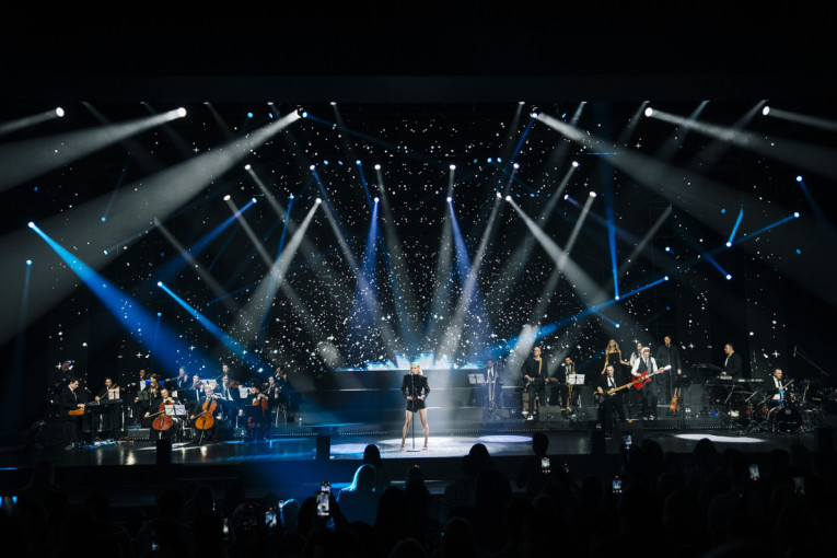 SUZE, SMEH I OVACIJE! Jelena Rozga ispisuje MUZIČKU ISTORIJU: Neviđeni prizori na koncertu drugu noć zaredom!