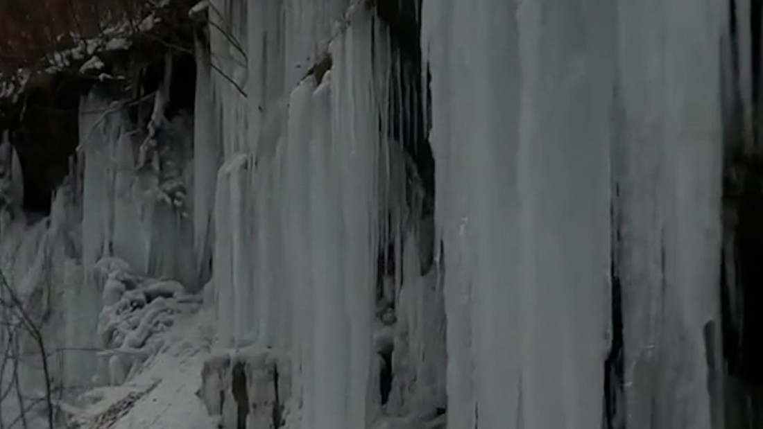 Zanimljiva atrakcija kod Ivanjice: Ogromne ledenice oduzimaju dah, sve podseća na prizor iz filmova (FOTO)