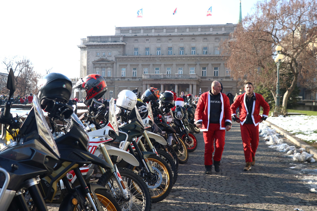 Motor kao sanke: Deda Mrazovi prodefilovali Beogradom - odneli paketiće štićenicima doma u Sremčici (FOTO/VIDEO)