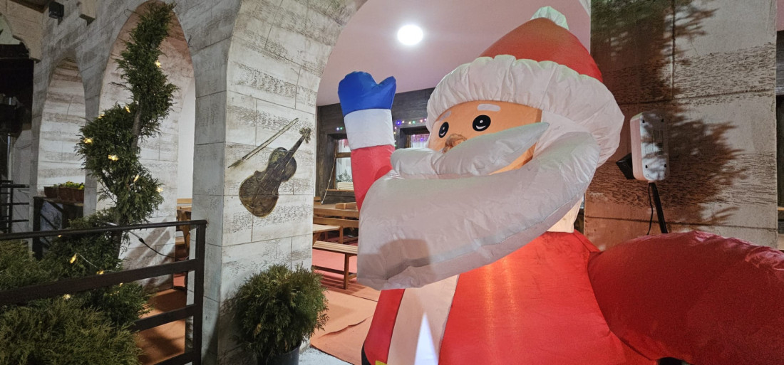 "Nećemo da ljudi potroše platu na doček, naše cene su normalne": U seoskom domu ponovo se pravi luda žurka, meštani oduševljeni (FOTO)