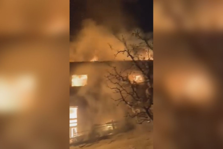 Užas kod Prijepolja: Vatra progutala porodičnu kuću u selu Hisardžik, samo pukom srećom vlasnici nisu bili unutra (FOTO/VIDEO)