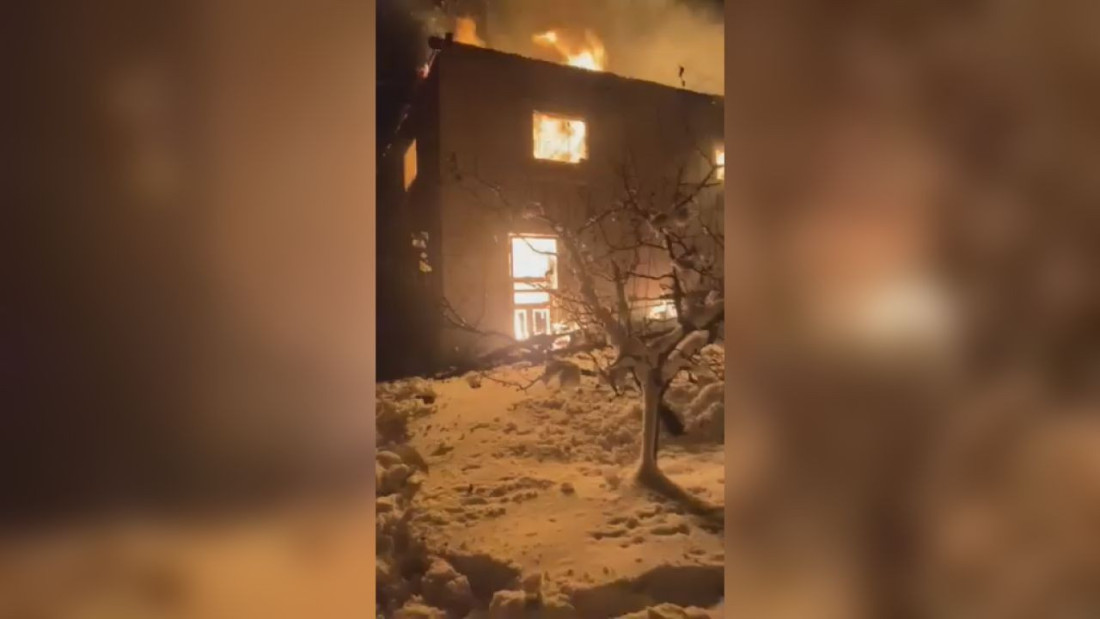 Užas kod Prijepolja: Vatra progutala porodičnu kuću u selu Hisardžik, samo pukom srećom vlasnici nisu bili unutra (FOTO/VIDEO)