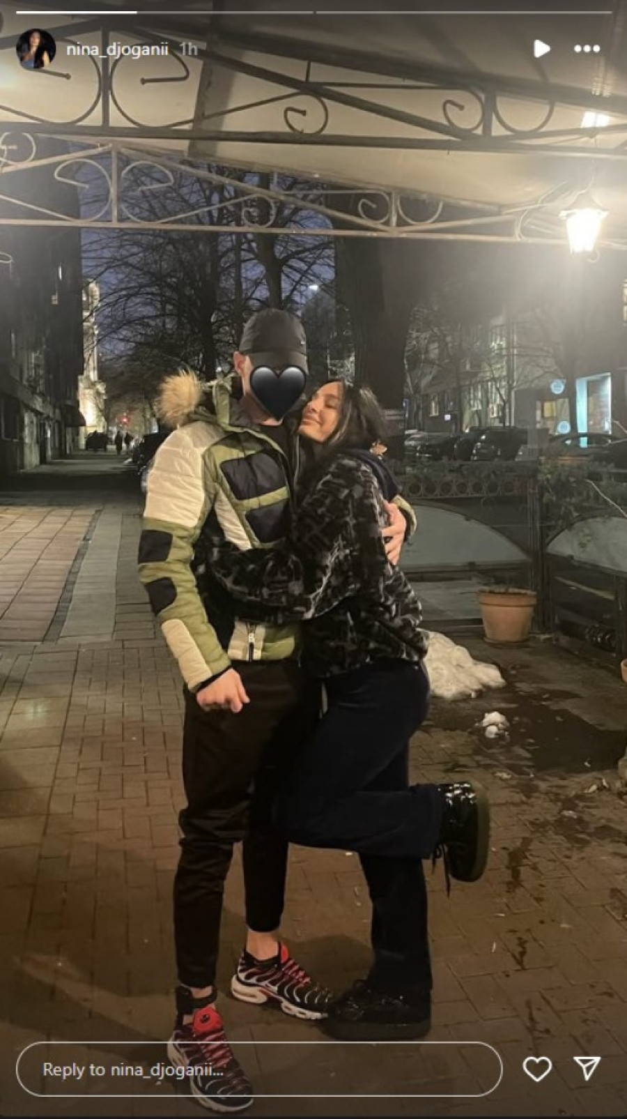 Nina Đogani dočekala dečka iz Centralnog zatvora: Pozirali srećni i nasmejani, a na njegovoj nozi seva nanogica