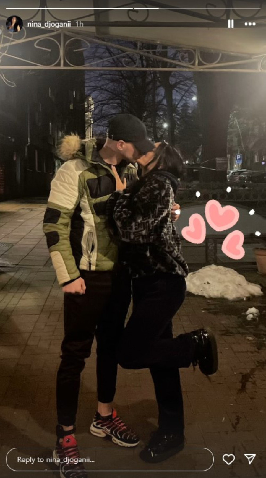 Nina Đogani dočekala dečka iz Centralnog zatvora: Pozirali srećni i nasmejani, a na njegovoj nozi seva nanogica