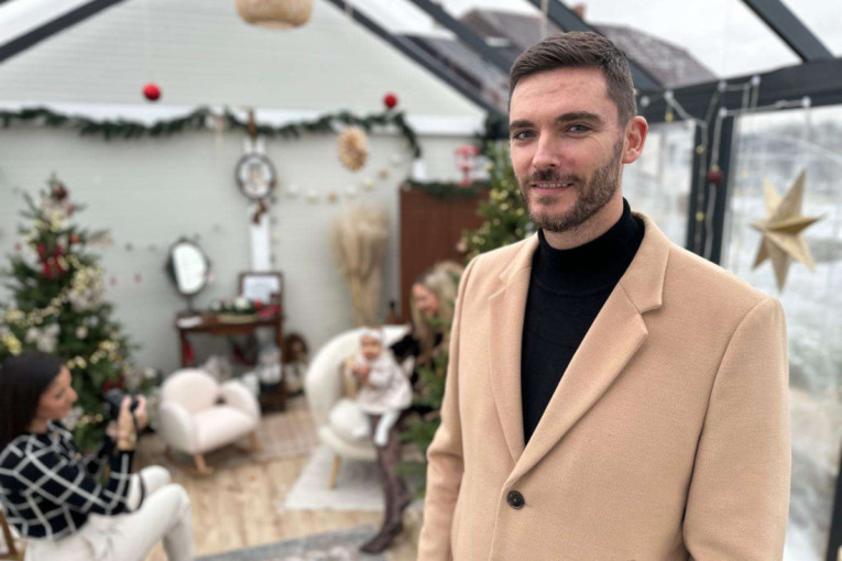 Muž supruzi poklonio foto atelje iz bajke i to u selu u srcu Šumadije, mnogi ovih dana idu kod Marije na praznično fotografisanje