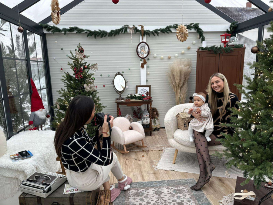 Muž supruzi poklonio foto atelje iz bajke i to u selu u srcu Šumadije, mnogi ovih dana idu kod Marije na praznično fotografisanje
