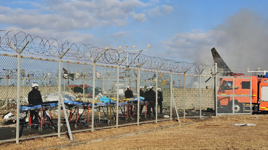 Avion se survao na aerodrom: Planuo pri sletanju, poginulo najmanje 28 ljudi! (FOTO)