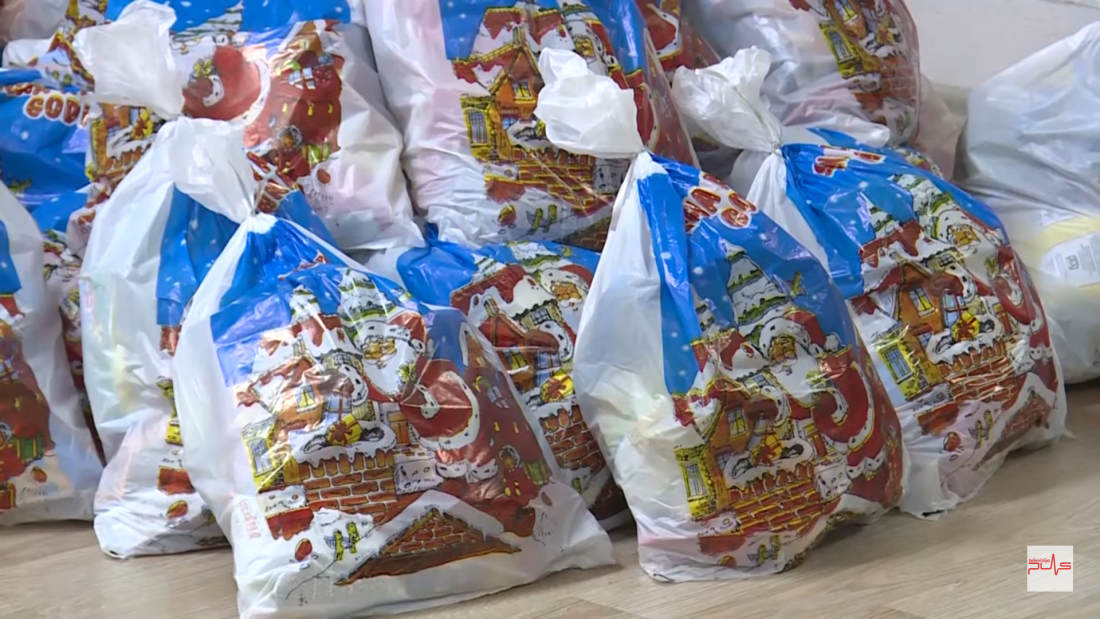 Deci iz PU "Kolibri" u AP KiM uručeni novogodišnji paketići, dar predsednika Vučića