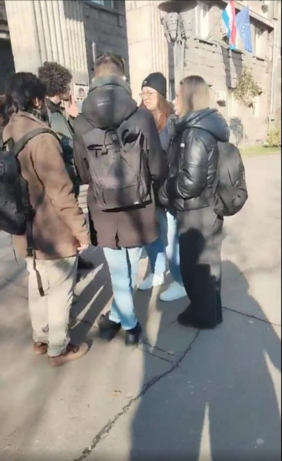 Dokaz! Maskirani pripadnici SOA ispred hrvatske ambasade u Beogradu: Hrvatsko-ukrajinski udar na Srbiju u toku! (FOTO)