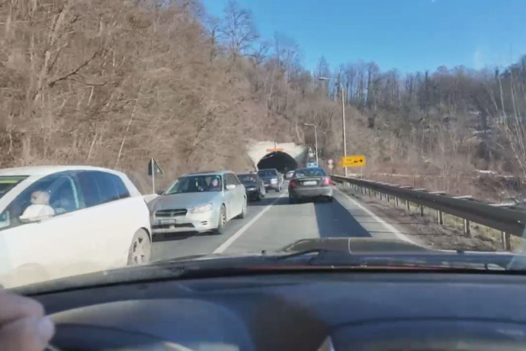 Haos na putevima počeo: Kilometarske kolone kroz Ovčar Banju i velike gužve na graničnim prelazima sa Crnom Gorom (VIDEO)