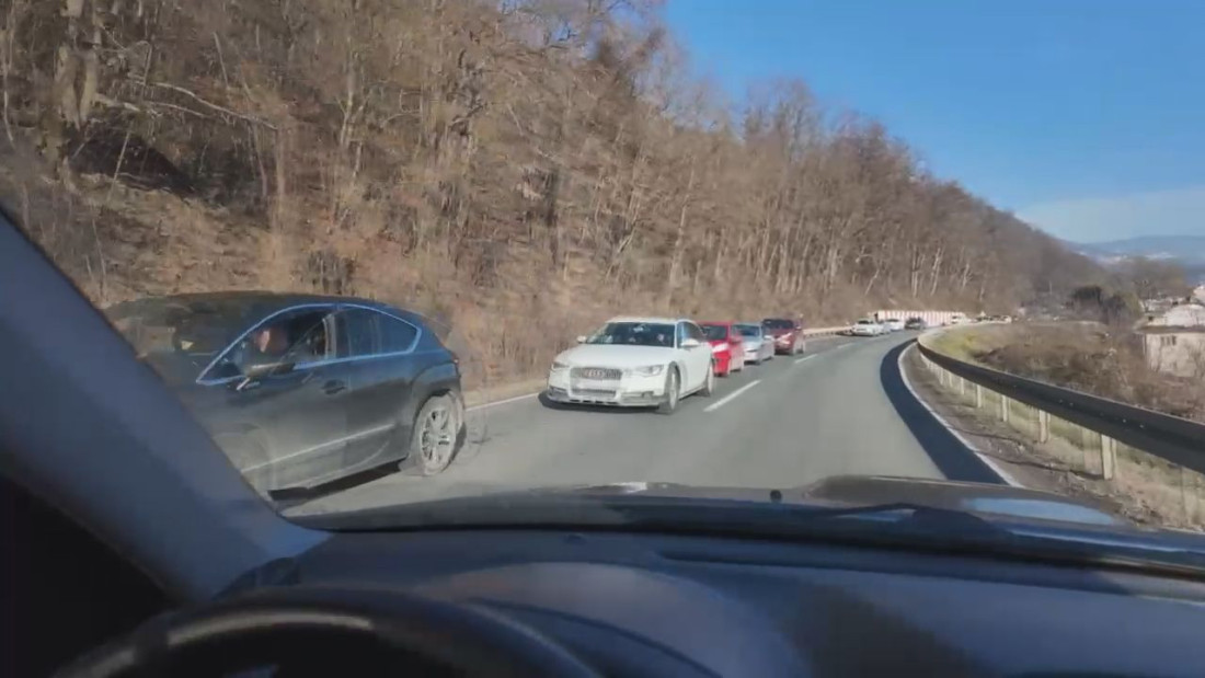 Haos na putevima počeo: Kilometarske kolone kroz Ovčar Banju i velike gužve na graničnim prelazima sa Crnom Gorom (VIDEO)