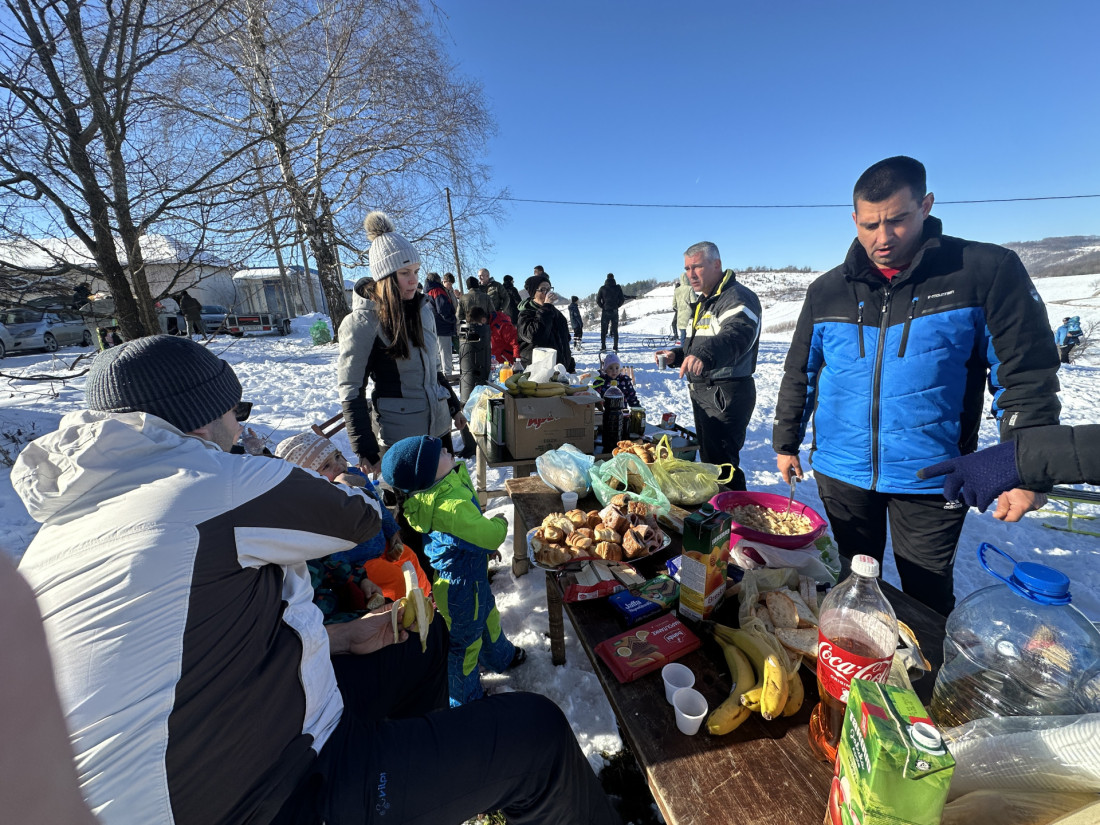 Celo selo skija, zimska idila na Kablaru: Braća odlučila da naprave improvizovanu stazu, sada tu dolaze svi od 7 do 77 godina