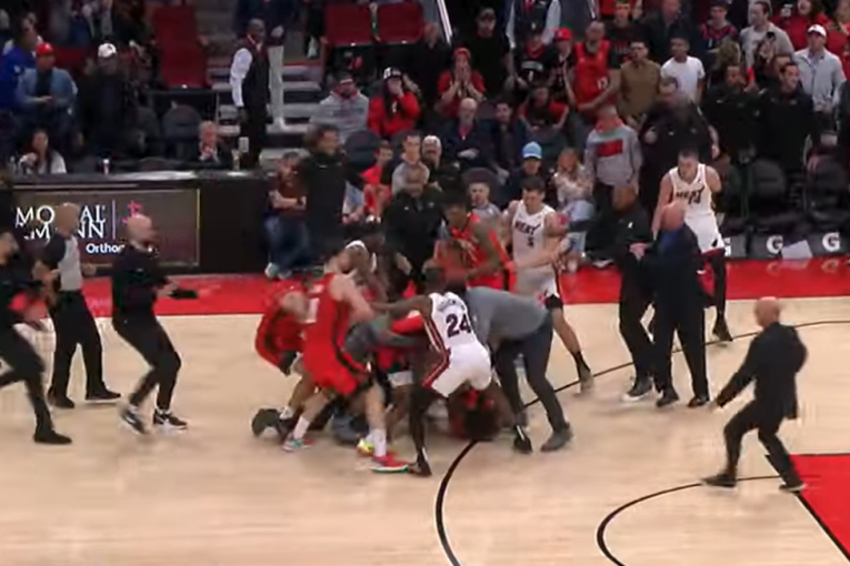 Jović prvi skočio! Ovako je počela tuča na meču NBA lige, Srbin se odmah umešao! (VIDEO)