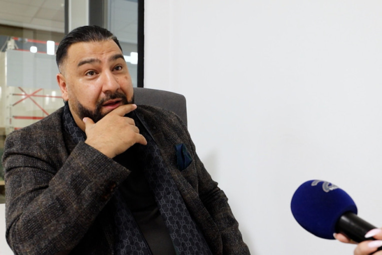 Šok! Pevač priznao da ne zna da čita i piše srpski, a govori tri strana jezika: U emisiji nije znao ovu reč da pročita!