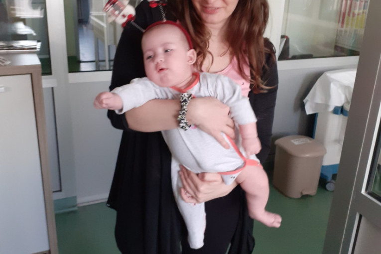 Hrabra majka malene Minje, koja boluje od retke bolesti, pokucala i na vrata velikih svetskih klinika: Na pragu je da pronađe lek (FOTO)