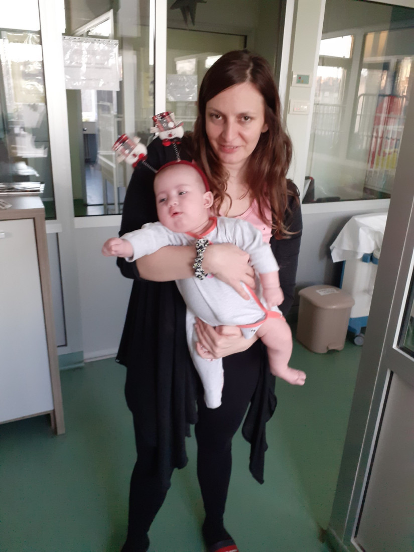 Hrabra majka malene Minje, koja boluje od retke bolesti, pokucala i na vrata velikih svetskih klinika: Na pragu je da pronađe lek (FOTO)