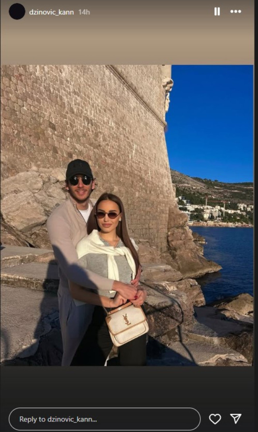 Kan Džinović sa devojkom na odmoru: Poziraju kraj mora, a tek da vidite šta ona drži u ruci! (FOTO)