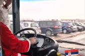 Svi bruje o ovom vozaču autobusa: Obukao kostim Deda Mraza - svi ga veselo pozdravljaju (VIDEO)