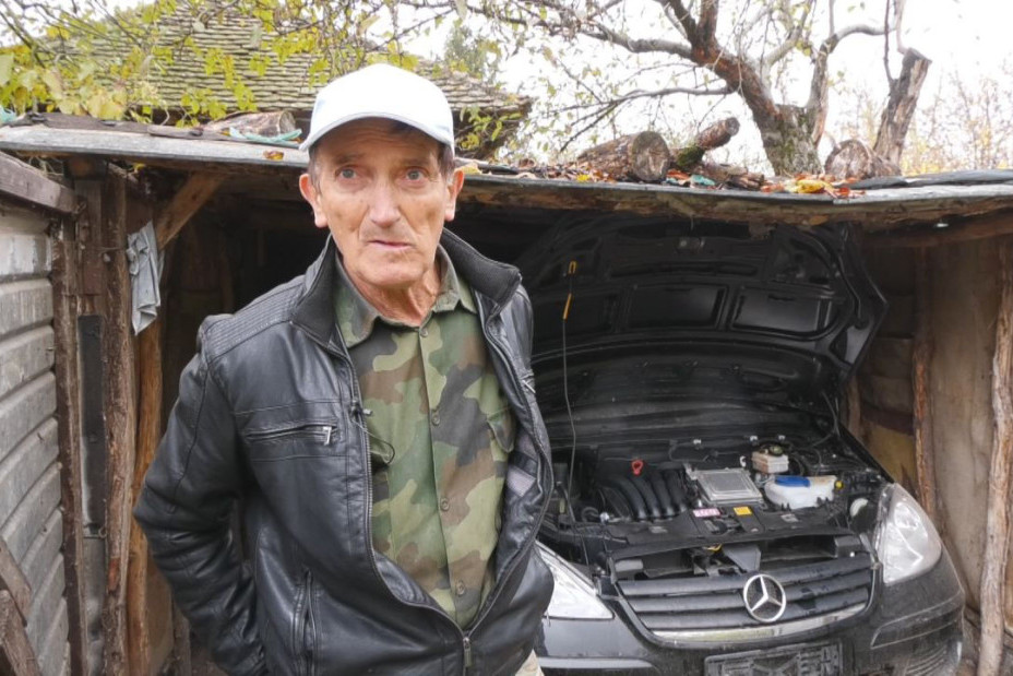 Dobio mercedesa na lutriji i sa njim prešao samo 117: Vladislav sa Kosmaja čuva svog četverotočkaša ko oči u glavi (FOTO)