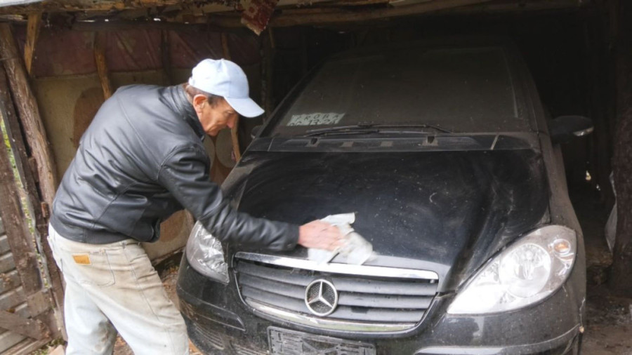 Dobio mercedesa na lutriji i sa njim prešao samo 117: Vladislav sa Kosmaja čuva svog četverotočkaša ko oči u glavi (FOTO)