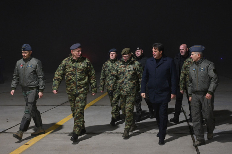 Gašić obišao dežurnu jedinicu lovačke avijacije u Batajnici (FOTO)
