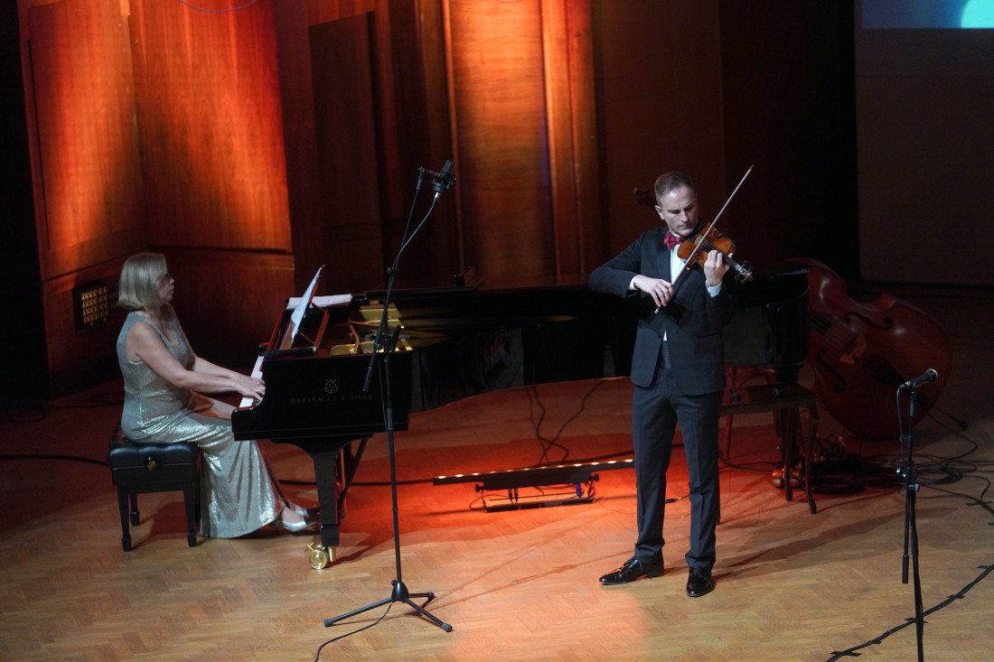 “Sam u kući, na Kolarcu”: Novogodišnja čarobna virtuoznost Stefana Milenkovića (FOTO/VIDEO)