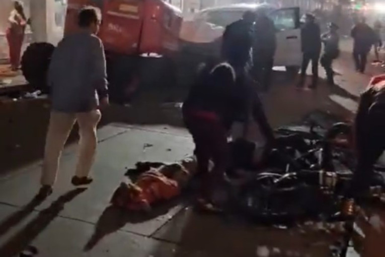 Horor u novogodišnjoj noći! Automobil se zaleteo u grupu ljudi, broje se žrtve! (VIDEO)