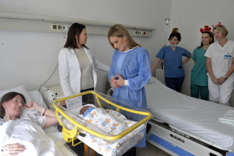 Prve bebe rođene u dve bolnice, a u istoj sekundi: Ministarka Đurđević Stamenkovski obišla prvorođene dečake u Beogradu (FOTO/VIDEO)