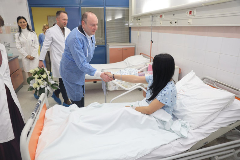 Gradonačelnik Novog Sada obišao Betaniju: Prvoj novosadskoj bebi 300.000 dinara! (FOTO)